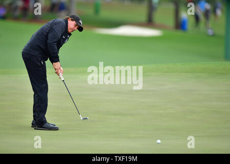 Phil Mickelson putts sur le 18ème green au cours de la troisième série de tournoi Masters 2018 à l'Augusta National Golf Club à Augusta, Géorgie, le 7 avril 2018. Photo par Kevin Dietsch/UPI Banque D'Images