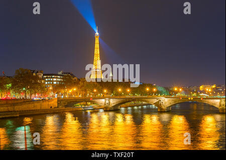 PARIS, FRANCE - 10 NOVEMBRE 2018 : Siene River Embankment et de la Tour Eiffel avec feux de la nuit à Paris. Banque D'Images