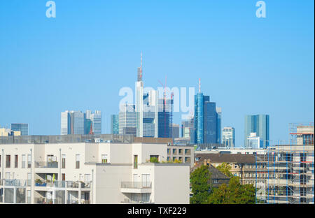 Toits de Francfort avec le centre-ville d'affaires à l'arrière-plan, Allemagne Banque D'Images