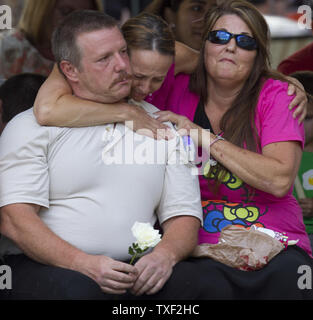 Les membres des familles des victimes pleurent lors d'une veillée de prière en face du centre municipal à Aurora, Colorado Le 22 juillet 2012. Douze spectateurs ont été tués par balle avec un maximum de cinquante neuf plus de personnes blessées de la Century 16 salles de cinéma de l''Aurora Town Center Mall. Les victimes étaient inscrits à un minuit première du nouveau film de Batman. Le suspect, James Eagan Holmes, aurait jeté une bombe fumigène et a ouvert le feu sur les spectateurs. UPI/Gary C. Caskey Banque D'Images