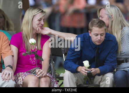 Les membres des familles des victimes pleurent lors d'une veillée de prière en face du centre municipal à Aurora, Colorado Le 22 juillet 2012. Douze spectateurs ont été tués par balle avec un maximum de cinquante neuf plus de personnes blessées de la Century 16 salles de cinéma de l''Aurora Town Center Mall. Les victimes étaient inscrits à un minuit première du nouveau film de Batman. Le suspect, James Eagan Holmes, aurait jeté une bombe fumigène et a ouvert le feu sur les spectateurs. UPI/Gary C. Caskey Banque D'Images