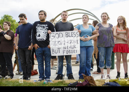 En deuil recueillir pour une veillée de prière au Centre municipal d'Aurora le 22 juillet 2012 pour honorer les victimes du cinéma de vendredi dernier à la prise de masse 16 siècle complexe de cinéma à Aurora, Colorado. James Holmes, 24 suspects, aurait fait une fusillade, tuant 12 personnes et blessant 58 pendant un matin tôt le premier ministre 'The Dark Knight rises.' UPI/Trevor Brown, Jr. Banque D'Images