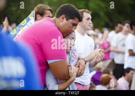 Les amis de victime Mikayla Medek console one un autre lors d'une veillée de prière au Centre municipal d'Aurora le 22 juillet 2012 pour honorer les victimes du cinéma de vendredi dernier à la prise de masse 16 siècle complexe de cinéma à Aurora, Colorado. James Holmes, 24 suspects, aurait fait une fusillade, tuant 12 personnes et blessant 58 Medek y compris pendant un matin tôt le premier ministre 'The Dark Knight rises.' UPI/Trevor Brown, Jr. Banque D'Images