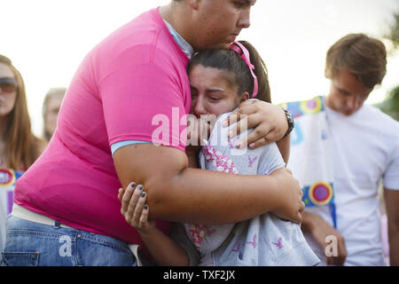 Les amis de victime Mikayla Medek console one un autre lors d'une veillée de prière au Centre municipal d'Aurora le 22 juillet 2012 pour honorer les victimes du cinéma de vendredi dernier à la prise de masse 16 siècle complexe de cinéma à Aurora, Colorado. James Holmes, 24 suspects, aurait fait une fusillade, tuant 12 personnes et blessant 58 Medek y compris pendant un matin tôt le premier ministre 'The Dark Knight rises.' UPI/Trevor Brown, Jr. Banque D'Images