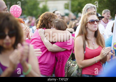 Les amis de victime Mikayla Medek console one un autre lors d'une veillée de prière au Centre municipal d'Aurora le 22 juillet 2012 pour honorer les victimes du cinéma de vendredi dernier à la prise de masse 16 siècle complexe de cinéma à Aurora, Colorado. James Holmes, 24 suspects, aurait fait une fusillade, tuant 12 personnes et blessant 58 Medek y compris pendant un matin tôt le premier ministre 'The Dark Knight rises.' UPI/Trevor Brown, Jr. Banque D'Images