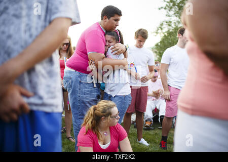 Les amis de victime Mikayla Medek console one un autre lors d'une veillée de prière au Centre municipal d'Aurora le 22 juillet 2012 pour honorer les victimes du cinéma de vendredi dernier à la prise de masse 16 siècle complexe de cinéma à Aurora, Colorado. James Holmes, 24 suspects, aurait fait une fusillade, tuant 12 personnes et blessant 58 Medek y compris pendant un matin tôt le premier ministre 'The Dark Knight rises.' UPI/Trevor Brown, Jr. Banque D'Images