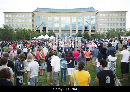 En deuil recueillir pour une veillée de prière au Centre municipal d'Aurora le 22 juillet 2012 pour honorer les victimes du cinéma de vendredi dernier à la prise de masse 16 siècle complexe de cinéma à Aurora, Colorado. James Holmes, 24 suspects, aurait fait une fusillade, tuant 12 personnes et blessant 58 pendant un matin tôt le premier ministre 'The Dark Knight rises.' UPI/Trevor Brown, Jr. Banque D'Images