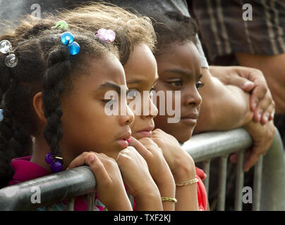 Les jeunes enfants écouter lors d'une veillée de prière en face du centre municipal à Aurora, Colorado Le 22 juillet 2012. Douze spectateurs ont été tués par balle avec un maximum de cinquante neuf plus de personnes blessées de la Century 16 salles de cinéma de l''Aurora Town Center Mall. Les victimes étaient inscrits à un minuit première du nouveau film de Batman. Le suspect, James Eagan Holmes, aurait jeté une bombe fumigène et a ouvert le feu sur les spectateurs. UPI/Gary C. Caskey Banque D'Images