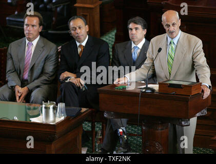 Le Secrétaire à la sécurité intérieure Michael Chertoff parle lors de la cérémonie d'ouverture de la Conférence des gouverneurs de la frontière au capitole de l'État du Texas à Austin, Texas, le jeudi 24 août, 2006. Assis derrière lui, de gauche à droite, le gouverneur de la Californie, Arnold Schwarzenegger, gouverneur de Chihuahua Jose Reyes Baeza Terrazas, et le gouverneur du Texas, Rick Perry. (Photo d'UPI/Chris Carson) Banque D'Images