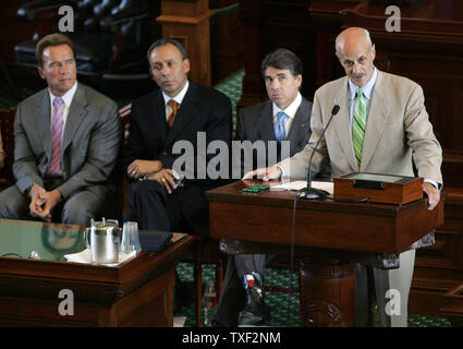 Le Secrétaire à la sécurité intérieure Michael Chertoff parle lors de la cérémonie d'ouverture de la Conférence des gouverneurs de la frontière au capitole de l'État du Texas à Austin, Texas, le jeudi 24 août, 2006. Assis derrière lui, de gauche à droite, sont le Gouverneur de la Californie, Arnold Schwarzenegger, gouverneur de Chihuahua Jose Reyes Baeza Terrazas, et le gouverneur du Texas, Rick Perry. (Photo d'UPI/Chris Carson) Banque D'Images