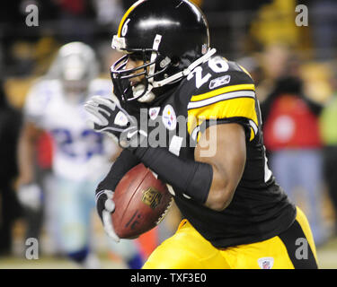 Pittsburgh Steelers Deshea Townsend évoluait (26) intercepte un quart-arrière des Cowboys de Dallas Tony Romo col et exécute 25 verges pour un touché au quatrième trimestre de l'Steelers 20-13 gagner au stade Heinz Field le 7 décembre 2008 à Pittsburgh en Pennsylvanie. (Photo d'UPI/Archie Charpentier) Banque D'Images