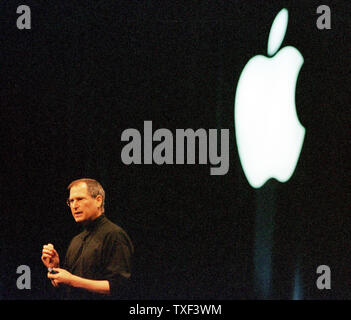 OCP2000010502 - 05 janvier 2000 - SAN FRANCISCO, CALIFORNIE, USA : Apple CEO Steve Jobs rend le discours liminaire à la MacWorld Expo à San Francisco, le 5 janvier. Jobs a annoncé de nouveaux produits Internet, la dernière version du système d'exploitation MacIntosh, et qu'il est maintenant le chef permanent, après avoir été président-directeur général par intérim pendant deux ans. jr/dy/David Yee UPI Banque D'Images