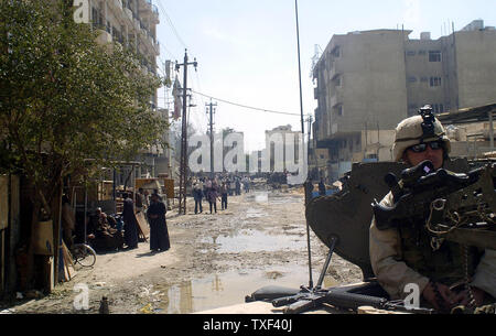 Les soldats de l'Armée US à partir de la 1re Division blindée sécuriser la zone 18 Mars 2004 lorsque l'explosion d'une bombe détruire un hôtel et d'autres bâtiments, tuant au moins 17 personnes le 17 mars 2004 dans la zone de Karrada à Bagdad. (Photo d'UPI/Hugo Intante) Banque D'Images