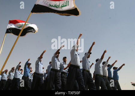 Les cadets de police irakienne mars lors d'une cérémonie à un camp militaire américain dans la province de Diyala, au nord-est de Bagdad, le 18 septembre 2008. Plus de 700 stagiaires de la police, dont 21 femmes officiers de police, a obtenu son diplôme le jeudi au Camp Azraf en Iraq. (Photo d'UPI/Ali Jasim) Banque D'Images