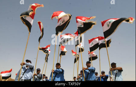 Les cadets de police irakienne mars lors d'une cérémonie à un camp militaire américain dans la province de Diyala, au nord-est de Bagdad, le 18 septembre 2008. Plus de 700 stagiaires de la police, dont 21 femmes officiers de police, a obtenu son diplôme le jeudi au Camp Azraf en Iraq. (Photo d'UPI/Ali Jasim) Banque D'Images