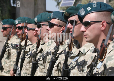 Des soldats polonais de 12e Division Mécanisée au garde à vous au cours de la fin de mission de cérémonie dans leur camp militaire d'Echo à Diwaniya, 130 kilomètres (80 milles) au sud de Bagdad, l'Iraq le 4 octobre 2008. (Photo d'UPI/Ali Jasim) Banque D'Images