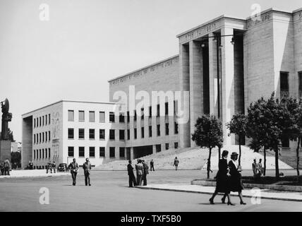 Italie, Rome, l'entrée à l'université de la Sapienza, architecte Marcello Piacentini, 1930 Banque D'Images