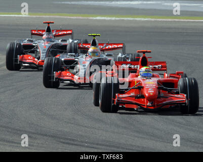 Le gagnant du Grand Prix de Formule 1, la Ferrari de Felipe Massa suivi par la McLaren de Lewis Hamilton qui a terminé deuxième et Hamilton son partenaire Fernado Alonso qui a terminé cinquième le dimanche 15 avril 2007. La Ferrari de Kimi Raikkonen a terminé troisième. (Photo d'UPI/Norbert Schiller) Banque D'Images