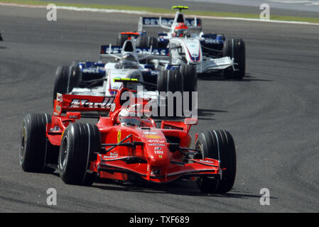 La Ferrari de Kimi Raikkonen (avant) a terminé troisième à Bahreïn au Grand Prix de Formule 1 le dimanche 15 avril 2007. La Ferrari de Felipe Massa a terminé première et la McLaren de Lewis Hamilton a terminé deuxième. (Photo d'UPI/Norbert Schiller) Banque D'Images