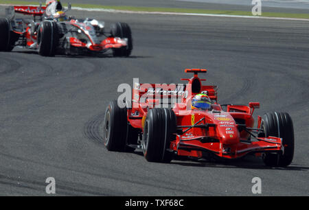 Le gagnant du Grand Prix de Formule 1, la Ferrari de Felipe Massa a suivi la McLaren de Lewis Hamilton le dimanche 15 avril 2007. La Ferrari de Kimi Raikkonen a terminé troisième. (Photo d'UPI/Norbert Schiller) Banque D'Images