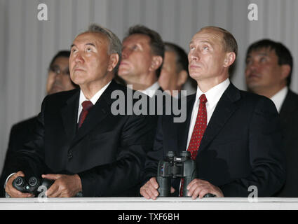 Le président russe Vladimir Poutine (R) et le Président kazakh Noursoultan Nazarbaïev (L) observer le lancement de proton de fabrication russe avec rappel par satellite KazSat à bord à Baikonour Baïkonour au Kazakhstan le 18 juin 2006. Aujourd'hui, le Kazakhstan a lancé son premier satellite de communication en orbite , rejoindre le club des puissances spatiales. (Photo d'UPI/Anatoli Zhdanov) Banque D'Images