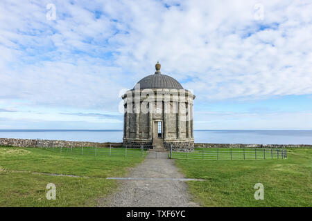 Temple Mussenden lors d'une journée ensoleillée Banque D'Images