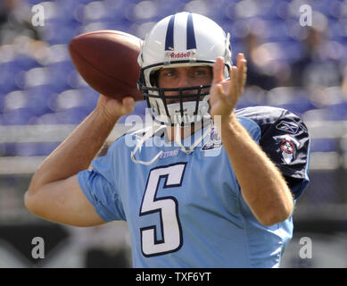 Tennessee Titans' quart-arrière Kerry Collins se réchauffe-up avant les match contre les Ravens de Baltimore au M&T Bank Stadium à Baltimore le 5 octobre 2008. Les Titans vaincu les Ravens 13-10. (UPI Photo/Kevin Dietsch) Banque D'Images