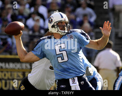 Tennessee Titans quarterback Kerry Collins lance contre les Ravens de Baltimore au cours du quatrième trimestre à M & T Bank Stadium à Baltimore le 5 octobre 2008. Les Titans vaincu les Ravens 13-10. (UPI Photo/Kevin Dietsch) Banque D'Images