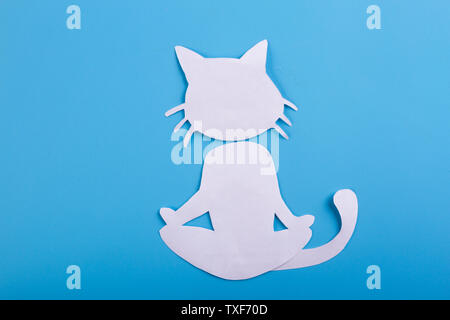 Caractère chat drôle méditer. yoga méditation concept Banque D'Images