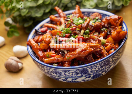 Une cuisine traditionnelle, de prune légumes secs, poulet griffes. Banque D'Images