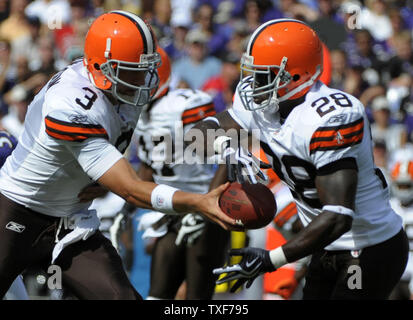 Cleveland Browns' quarterback Derek Anderson (3) Touche pas à utiliser de nouveau James Davis comme le Browns jouer les Ravens de Baltimore au M&T Bank Stadium à Baltimore le 27 septembre 2009. UPI/Kevin Dietsch Banque D'Images