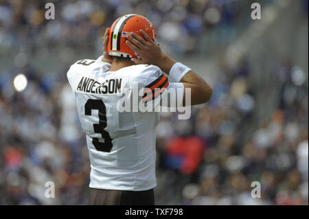 Cleveland Browns' quarterback Derek Anderson couvre ses oreilles dans entre joue en tant que jouer le Browns à Baltimore Ravens M & T Bank Stadium à Baltimore le 27 septembre 2009. UPI/Kevin Dietsch Banque D'Images
