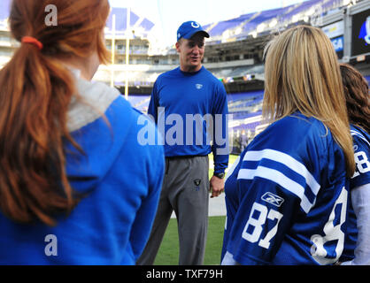 Indianapolis Colts' quarterback Peyton Manning des Colts accueille fans avant son match contre les Ravens de Baltimore au M&T Bank Stadium à Baltimore, Maryland le 22 novembre 2009. UPI/Kevin Dietsch Banque D'Images