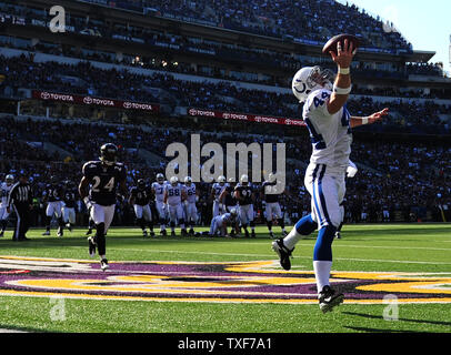 Indianapolis Colts tight end Dallas Clark apporte dans une passe de touché de 3 verges au cours du premier trimestre par rapport à la Baltimore Ravens au M&T Bank Stadium à Baltimore, Maryland le 22 novembre 2009. UPI/Kevin Dietsch Banque D'Images