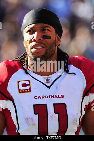 Arizona Cardinals wide receiver Larry Fitzgerald est vu sur le banc comme les cardinaux jouent les Ravens de Baltimore au M&T Bank Stadium à Baltimore le 30 octobre 2011. UPI/Kevin Dietsch Banque D'Images