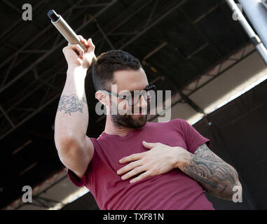 Adam Levine de Maroon 5 remplit pendant l'InfieldFest à Pimlico Race Course avant la 137e exécution de Preakness Stakes à Baltimore, Maryland le 19 mai 2012. UPI/Kevin Dietsch Banque D'Images