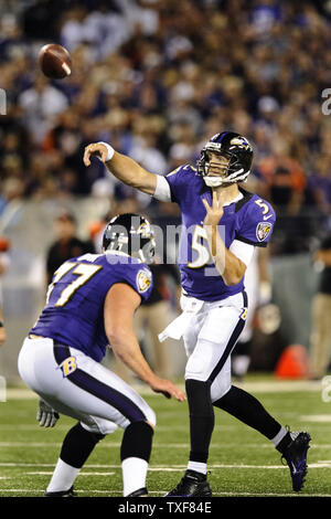 Baltimore Ravens Joe Flacco lance la balle du troisième trimestre chez M&T Bank Stadium à Baltimore, Maryland le 10 septembre 2012. Flacco a accumulé plus de 299 verges et deux touchés, l'achèvement de 21-D-29 réussit à battre Cincinnati 44-13, et continuer le Baltimore Raven's 11-jeu accueil gagner streak. UPI/Matt Roth Banque D'Images