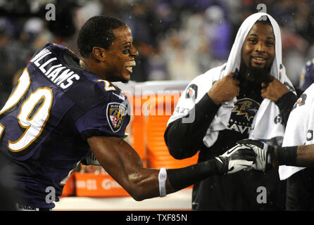 Baltimore Ravens Cary Williams (29) célèbre avec ses coéquipiers après l'exécution de retour une interception pour un touché contre les Browns de Cleveland au cours du troisième trimestre au M&T Bank Stadium à Baltimore, Maryland le 27 septembre 2012. Les Ravens défait les Browns 23-16. UPI/Kevin Dietsch Banque D'Images