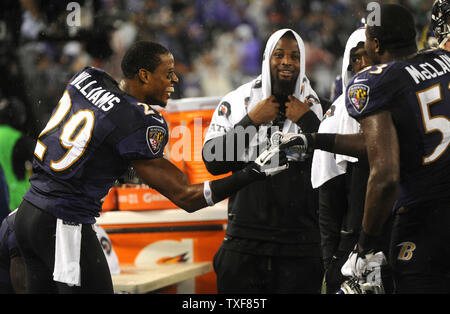Baltimore Ravens Cary Williams (29) célèbre avec ses coéquipiers après l'exécution de retour une interception pour un touché contre les Browns de Cleveland au cours du troisième trimestre au M&T Bank Stadium à Baltimore, Maryland le 27 septembre 2012. Les Ravens défait les Browns 23-16. UPI/Kevin Dietsch Banque D'Images