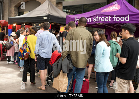 Londres, King's Cross. Grenier Square . Marché couvert. File d'attente pour l'alimentation de rue. Banque D'Images