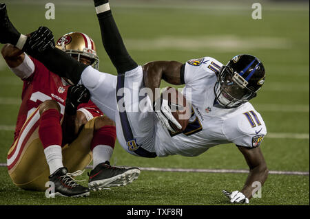 Baltimore Ravens large-récepteur Kamar Aiken est abordé au cours de la seconde moitié contre les San Francisco 49ers au cours du premier trimestre de leur match pré-saison à M&T Bank Stadium le 7 août 2014 à Baltimore, Maryland. UPI/Pete Marovich Banque D'Images