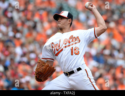 Le lanceur partant des orioles de Baltimore, Wei-Yin Chen remet au Nationals de Washington au cours de la première manche à Camden Yards de Baltimore, le 12 juillet 2015. Photo de David Tulis/UPI Banque D'Images