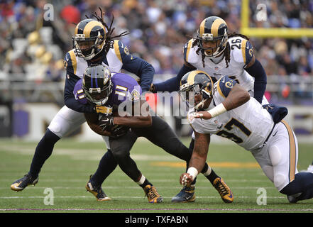 Baltimore Ravens wide receiver Kamar Aiken (11) est abordé par les membres de la défense Rams de Saint-Louis au deuxième trimestre au M&T Bank Stadium à Baltimore, Maryland le 22 novembre 2015. Photo par Kevin Dietsch/UPI Banque D'Images