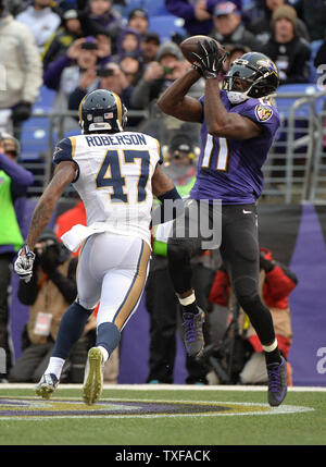 Baltimore Ravens wide receiver Kamar Aiken (11) présente un projet de 3 verges contre les Rams de Saint-Louis au quatrième trimestre au M&T Bank Stadium à Baltimore, Maryland le 22 novembre 2015. Photo par Kevin Dietsch/UPI Banque D'Images