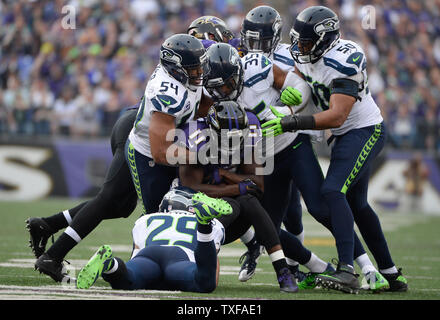 Baltimore Ravens wide receiver Kamar Aiken (11) est arrêté par un essaim de Seattle Seahawks durant la première moitié de leur jeu NFL au M&T Bank Stadium à Baltimore, Maryland, le 13 décembre 2015. Photo de David Tulis/UPI Banque D'Images