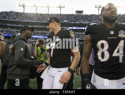 Baltimore Ravens quart-arrière Ryan Mallett est félicité par Pittsburgh Steelers quarterback Vick Mike (2) après les corbeaux défait le Steelters à 20-17 M&T Bank Stadium à Baltimore, Maryland le 27 décembre 2015. Photo par Kevin Dietsch/UPI Banque D'Images