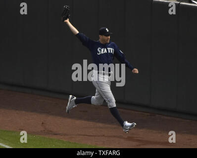 Mariners de Seattle droit fielder Seth Smith le champs pop fétide par Baltimore Orioles' Adam Jones au cours de la quatrième manche à Camden Yards de Baltimore, le 17 mai 2016. Photo de David Tulis/UPI Banque D'Images