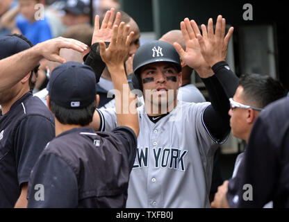 New York Yankees Jacoby Ellsbury est félicité dans l'étang après avoir marqué d'un Alex Rodriguez simple dans la troisième manche contre les Orioles de Baltimore Orioles à Park at Camden Yards de Baltimore, Maryland le 5 juin 2016. Photo par Kevin Dietsch/UPI Banque D'Images