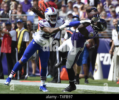 Baltimore Ravens receveur Breshad Perriman (18) permet une prise en face de Buffalo Bills Stephon évoluait Gilmore (24) au cours de la première moitié d'un jeu de football américain NFL au M&T Bank Stadium à Baltimore, Maryland, le 11 septembre 2016. Photo de David Tulis/UPI Banque D'Images