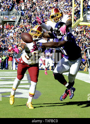 Redskins de Washington humains Kendall Fuller (L) et Duc Ihenacho (haut) briser une note destinée à Baltimore Ravens receveur Kamar Aiken dans la zone des buts avec 20 secondes à gauche au quatrième trimestre l'action de la Ligue nationale de football à la M&T Bank Stadium, Baltimore, Maryland, le 9 octobre 2016. Grumes de Washington Baltimore 16-10. UPI/Mike Theiler Banque D'Images